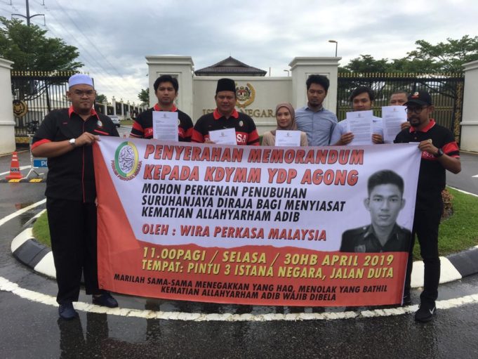 Burhanuddin (tiga dari kiri) bersama barisan kepimpinan Wira dan Wirawati Perkasa Malaysia pada penyerahan memorandum tubuh RCI kepada YDP Agong