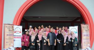 Seramai 32 orang sukarelawan dari kalangan pelajar dari Kelas Kokurikulum Khidmat Komuniti UiTM cawangan Melaka mendadakan program bantuan amal bersama komuniti Cina Muslim di Masjid Cina Negeri Melaka.