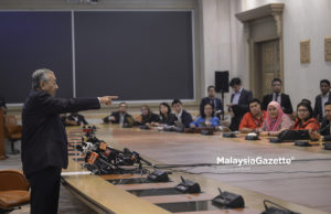 TMJ budak kecil dan bodoh lebih baik diam, kata Tun M