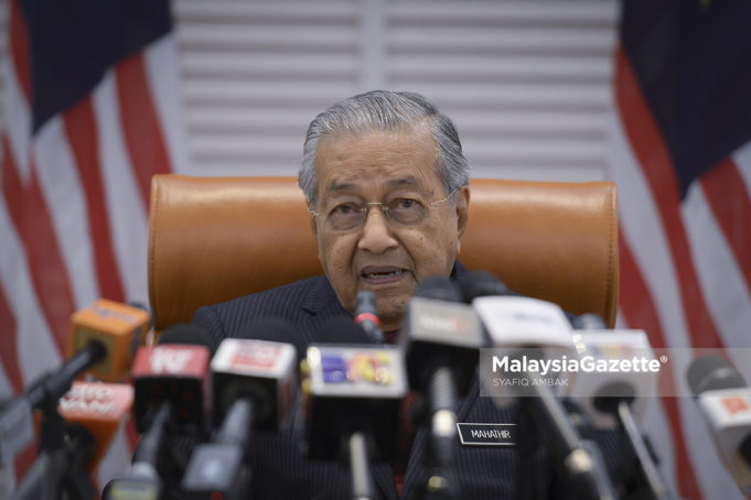 Perdana Menteri, Tun Dr. Mahathir Mohamad bercakap semasa temubual khas di Bangunan Perdana Putra (PMO), Putrajaya. foto SYAFIQ AMBAK, 06 MEI 2019