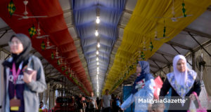 Kelihatan pengunjung tidak dapat membeli juadah berbuka puasa kerana peniaga mengambil tindakan memboikot dari berniaga ketika tinjauan lensa Malaysia Gazette di Bazar Ramadan Dataran Merdeka, Kuala Lumpur. foto IQBAL BASRI, 06 MEI 2019