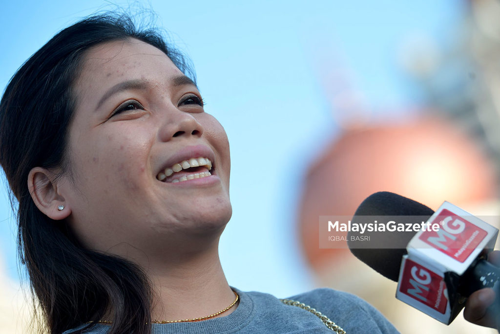 Peniaga, Sofia Adila Mohd Rizal bercakap kepada media mengenai tindakan peniaga memboikot dari berniaga ketika tinjauan lensa Malaysia Gazette di Bazar Ramadan Dataran Merdeka, Kuala Lumpur. foto IQBAL BASRI, 06 MEI 2019