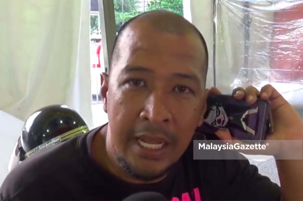 Pengunjung, Nor Raizal Mohd Razi bercakap kepada media mengenai tindakan peniaga memboikot dari berniaga ketika tinjauan lensa Malaysia Gazette di Bazar Ramadan Dataran Merdeka, Kuala Lumpur. foto MALAYSIA GAZETTE, 06 MEI 2019