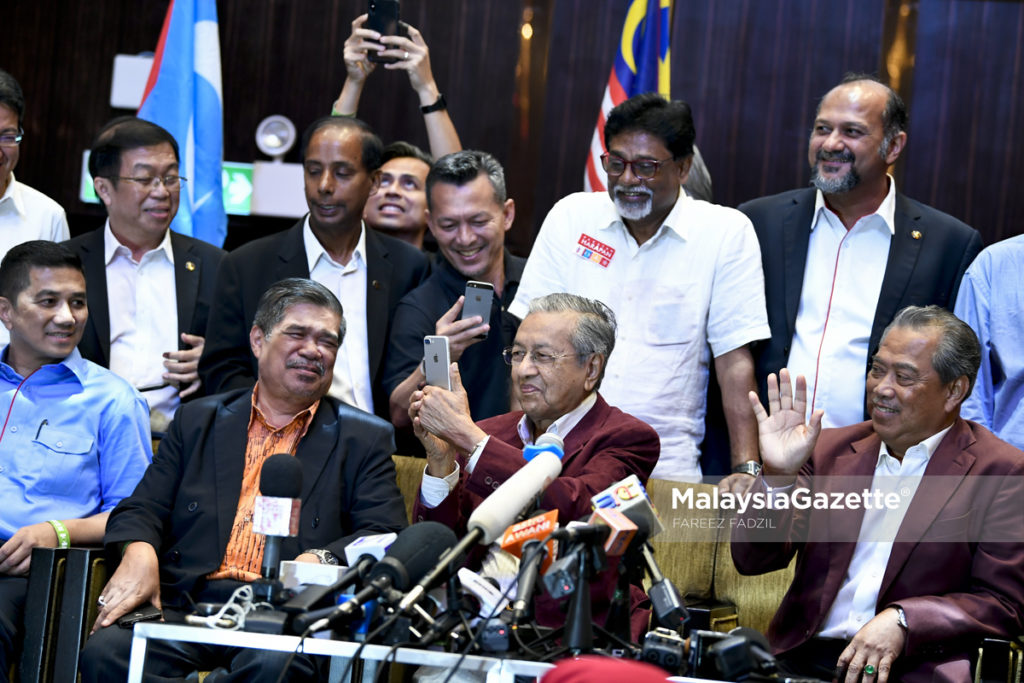 Pengerusi Pakatan Harapan, Tun Mahathir Mohamad (tengah) pada sidang akhbar bersama pimpinan tertinggi Pakatan Harapan selepas menang Pilihan Raya Umum ke-14 (PRU14) di Hotel Sheraton, Petaling Jaya, Selangor. foto FAREEZ FADZIL, 09 MEI 2018