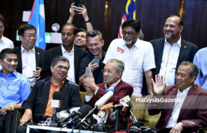 Pengerusi Pakatan Harapan, Tun Mahathir Mohamad (tengah) pada sidang akhbar bersama pimpinan tertinggi Pakatan Harapan selepas menang Pilihan Raya Umum ke-14 (PRU14) di Hotel Sheraton, Petaling Jaya, Selangor. foto FAREEZ FADZIL, 09 MEI 2018