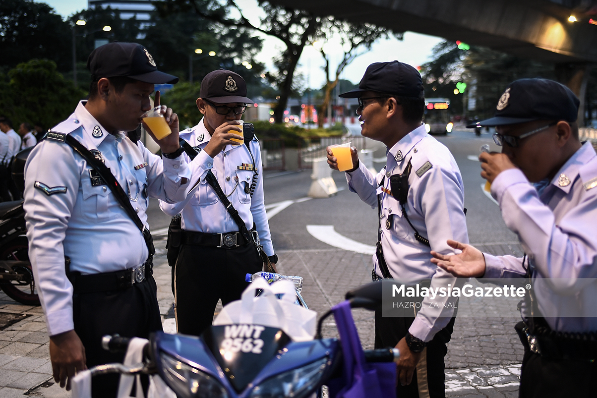 Anggota Polis Trafik Buka Puasa Di Tepi Jalan #PDRM