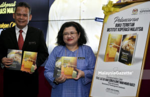 Wan Suraya bersama Ketua Pengarah IKM, Ariffin Mamat melancarkan buku terbitan IKM pada Majlis Pelancaran Institut Koperasi Malaysia (IKM) di Maktab Koperasi Malaysia, Petaling Jaya. foto FAREEZ FADZIL, 16 MEI 2019