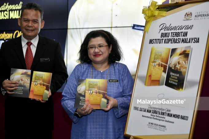 Wan Suraya bersama Ketua Pengarah IKM, Ariffin Mamat melancarkan buku terbitan IKM pada Majlis Pelancaran Institut Koperasi Malaysia (IKM) di Maktab Koperasi Malaysia, Petaling Jaya. foto FAREEZ FADZIL, 16 MEI 2019