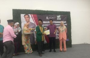 Beri zakat macam duit raya