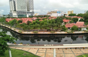 Sungai Melaka bertukar hitam, berbau busuk, ikan mati dipercayai tercemar
