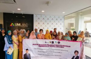 Nicole dan Suhaimi (tengah) bersama peserta Wanita Sejahtera selepas Program Pemerdayaan Wanita Lenggeng di Mahkota Hills Club House.