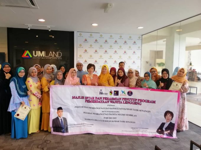 Nicole dan Suhaimi (tengah) bersama peserta Wanita Sejahtera selepas Program Pemerdayaan Wanita Lenggeng di Mahkota Hills Club House.