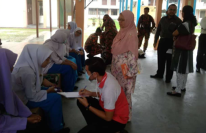 Pegawai Perubatan menyenaraikan nama pelajar yang terlibat dalam kejadian di SMK Bayan Lepas.