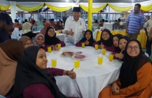 Dr. Ibrahim yang mempunyai sifat penyayang pada kanak-kanak melayan anak yatim pada majlis iftar, semalam.