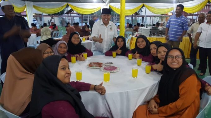 tokhim01 Dr. Ibrahim yang mempunyai sifat penyayang pada kanak-kanak melayan anak yatim pada majlis iftar, semalam.