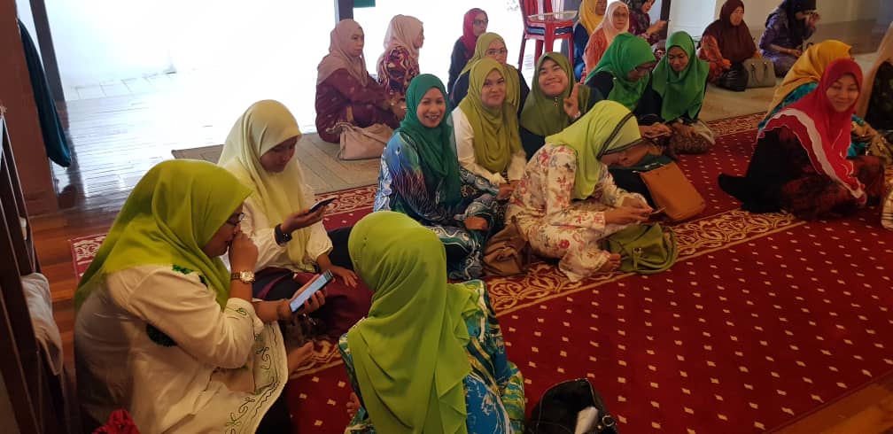 Pimpinan Wxco Wiranita dan Wirawati Perkasa pada majlis iftar dengan anak yatim.