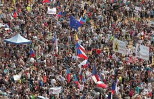 Ratusan ribu warga Republik Czech desak PM letak jawatan