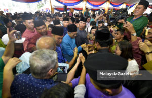 Lebih 50,000 pengunjung bersalaman dengan Tun M