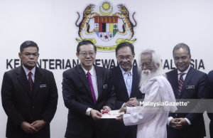 Sasterawan Negara Terima Cek Elauan Sara Hidup