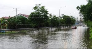 Banjir kilat yang melanda Melaka semalam menyebabkan lebih 1,000 penduduk dipindahkan.