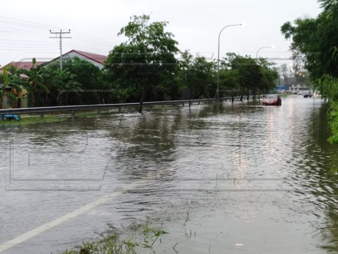 Banjir kilat yang melanda Melaka semalam menyebabkan lebih 1,000 penduduk dipindahkan.