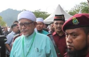 Pas konsisten jalin hubungan politik semua pihak Abdul Hadi diiringi anggota Jabatan Amal ke dewan perasmian Muktamar Tahunan Pas Pusat di Kuantan.