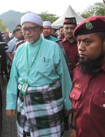 Abdul Hadi diiringi anggota Jabatan Amal ke dewan perasmian Muktamar Tahunan Pas Pusat di Kuantan.
