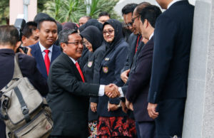 Haris disambut oleh pengurusan tertinggi MBSA selepas majlis angkat sumpah sebagai Datuk Bandar Shah Alam yang baharu.