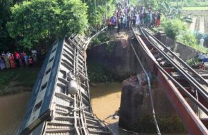 Lima maut, 100 cedera keretapi penumpang tergelincir