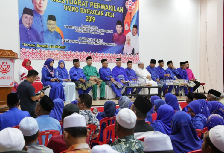Barisan kepimpinan UMNO Kelantan bersama Najib pada Mesyuarat Perwakilan Bahagian Jeli.