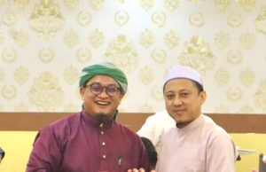 Nasrudin (kiri) menyerahkan fail gerak kerja kepada Kamaruzaman yang dilantik Ketua Penerangan Pas Malaysia yang baharu.