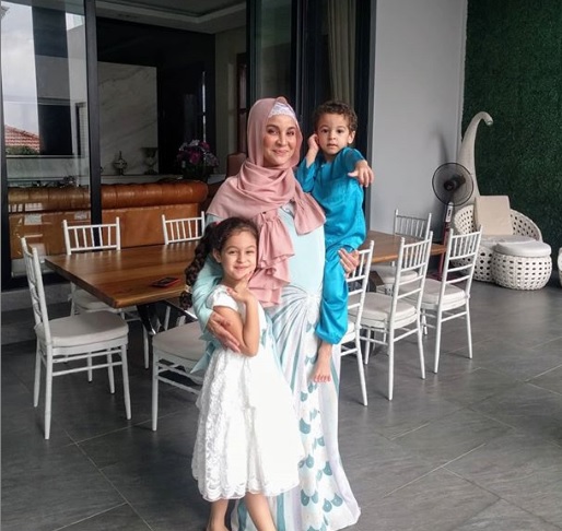 Gambar Betty Banafe dengan dua anaknya