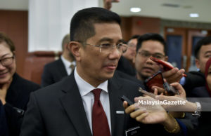 Baca bibir saya, isyarat apa Azmin kepada Anwar?