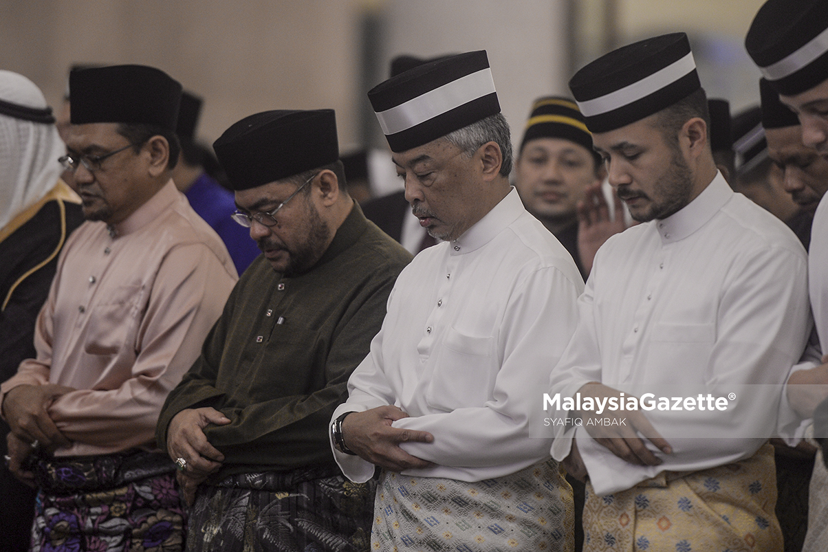 Agong, Raja Permaisuri tiba ke majlis bacaan Yassin ...