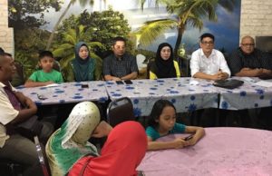 Dr. Asmah (tiga dari kanan) bersama ibu bapa Irfan Wafiy dan mangsa yang terlibat dalam kejadian pencemaran gas beracun di Pasir Gudang. Turut hadir, ADT Putra, Arjuna Putera Ali (dua dari kanan).