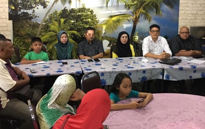Dr. Asmah (tiga dari kanan) bersama ibu bapa Irfan Wafiy dan mangsa yang terlibat dalam kejadian pencemaran gas beracun di Pasir Gudang. Turut hadir, ADT Putra, Arjuna Putera Ali (dua dari kanan).