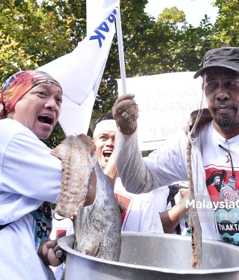 Wakil nelayan Pulau Pinang, Perak dan wakil NGOS hadir menyerahkan memorandum bantahan projek penambakan Pulau Pinang kepada Perdana Menteri dan beberapa menteri lain dalam perhimpunan rakyat di luar Bangunan Parlimen baru-baru ini.