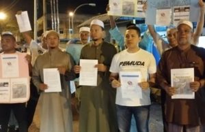 Noor Hariri (dua dari kanan) bersama Ahli Jawatankuasa Pergerakan Pemuda UMNO Bahagian Pasir Mas menunjukkan laporan polis.