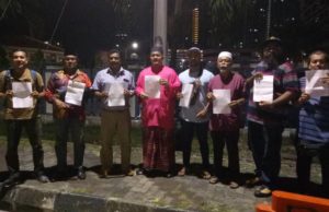 Arshad (empat dari kiri) bersama ahli Putra Pulau Pinang menunjukkan laporan polis yang dibuat mereka awal pagi tadi.