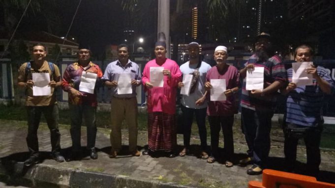 Arshad (empat dari kiri) bersama ahli Putra Pulau Pinang menunjukkan laporan polis yang dibuat mereka awal pagi tadi.