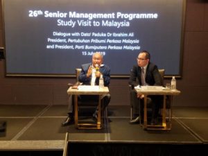 Dr. Ibrahim dalam sesi soal jawab menjawab pelbagai soalan dari delegasi Singapura.