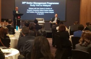 Dr. Ibrahim menyampaikan ucapan bertajuk, bangsa dan agama kepada delegasi 50 pegawai kanan pelbagai kementerian dari Singapura di ibu kota, semalam.