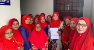 Suria (empat dari kanan) bersama AJK dan Biro Politik Wanita UMNO Bahagian Pasir Mas membuat laporan polis terhadap individu bernama Wendy Loong.