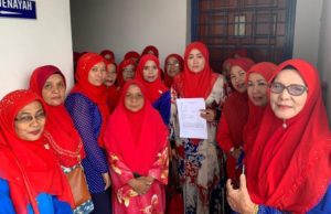 Suria (empat dari kanan) bersama AJK dan Biro Politik Wanita UMNO Bahagian Pasir Mas membuat laporan polis terhadap individu bernama Wendy Loong.