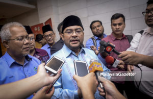 Najib beri alasan tidak bawa pakaian adat rasmi Pahang. Itu masalah dia lah – Mujahid