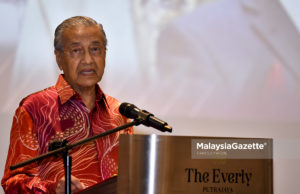 “Saya tidak tahu, barangkali kot” – Tun M jawab dakwaan Abang Johari dijemput