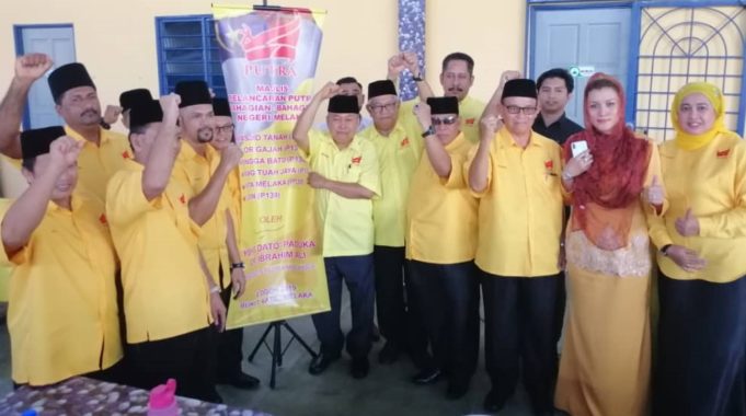 Dr. Ibrahim (tengah) bersama kepimpinan Putra Pusat, ketua Penyelaras Melaka dan enam Ketua penaja Bahagian.