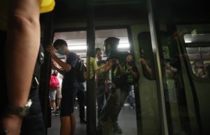 Tunjuk perasaan di HK semakin buruk, banyak penerbangan ditangguhkan
