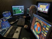 Warga China, Rusia ditahan main judi poker
