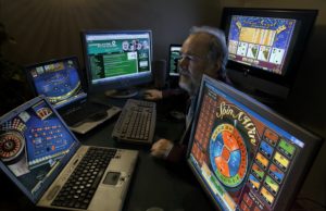 Warga China, Rusia ditahan main judi poker